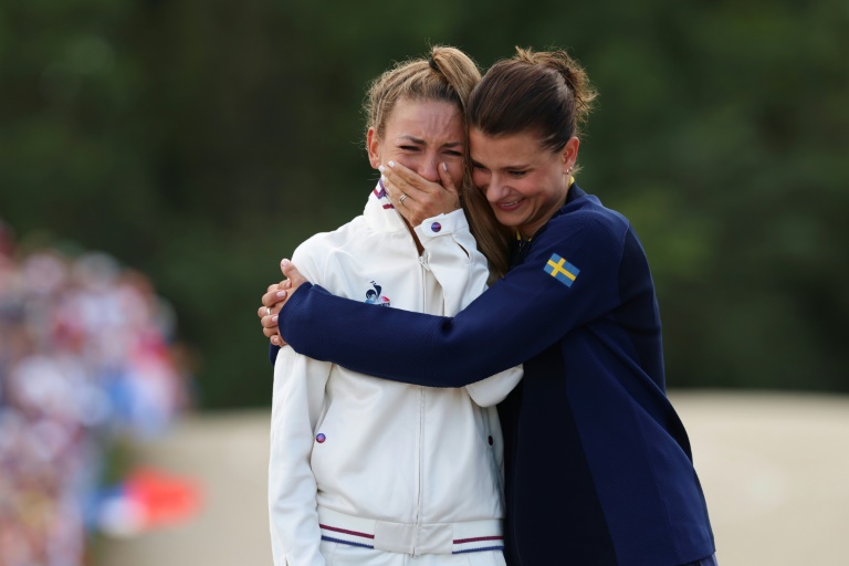 La Française Pauline Ferrand Prévôt (au centre) et la Suédoise Jenny Rissveds (à droite) après la victoire de la Française en VTT, aux Jeux de Paris, le 28 juillet 2024