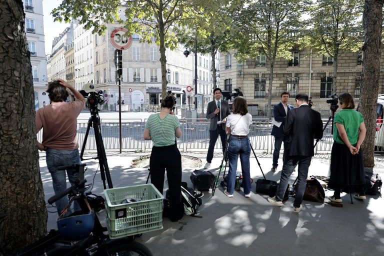 Des journalistes postés près du Palais de l'Elysée où le président Emmanuel Macron poursuit ses consultations pour pouvoir former un nouveau gouvernement, à Paris, le 28 août 2024