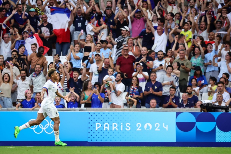 Le milieu de terrain Désiré Doué célèbre son but inscrit face à la Nouvelle-Zélande, lors du tournoi olympique de football de Paris 2024, à Marseille, le 30 juillet 2024