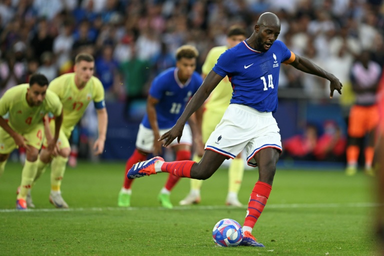 L'attaquant français Jean-Philippe Mateta égalise sur penalty contre l'Espagne, le 9 août 2024 au Parc des Princes