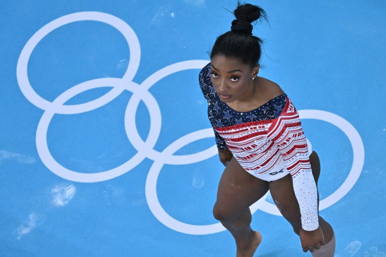 L'Américaine Simone Biles participe à l'épreuve au sol lors de la finale de l'équipe féminine de gymnastique artistique aux JO-2024 à l'Arena Bercy à Paris, le 30 juillet 2024