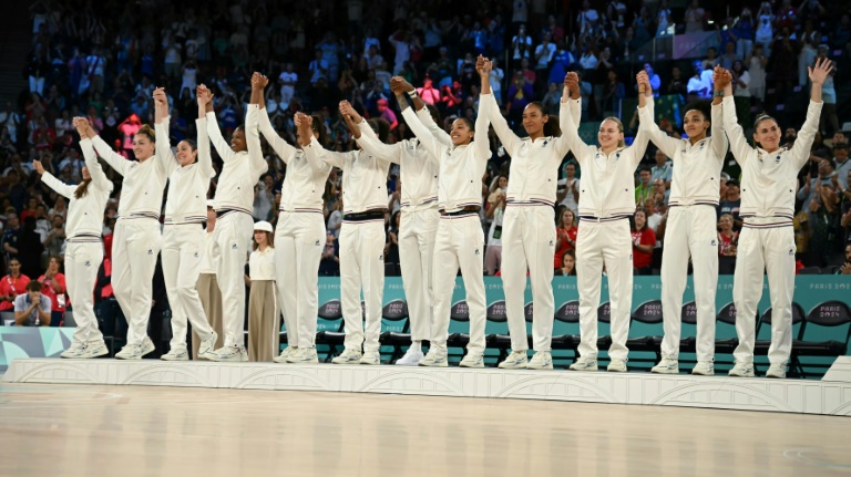 Les Françaises médaillées d'argent sur le podium après la finale perdue contre les Etats-Unis, le 11 août 2024 à la Bercy Arena de Paris