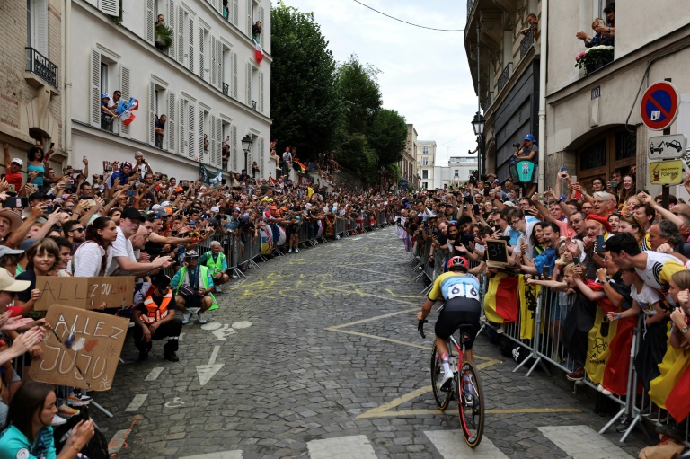 Le Belge Remco Evenepoel dans les rues de Montmartre, lors de sa victoire aux Jeux de Paris, le 3 août 2024