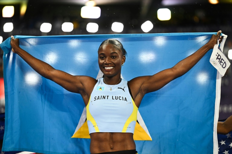 La sprinteuse de Sainte-Lucie Julien Alfred après sa victoire en finale du 100 m aux JO-2024 au Stade de France, le 3 août 2024