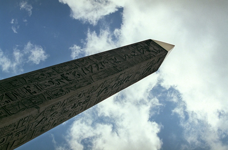 L'obélisque de Louxor, le 28 avril 2002, place de la Concorde à Paris