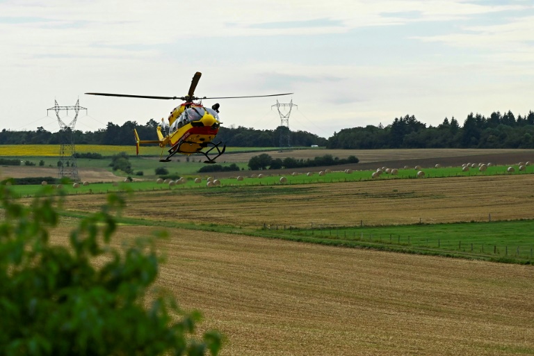 Un hélicoptère de l'unité de sécurité civile patrouille à Colombey-les-Belles, dans l'est de la France, le 14 août 2024, à la suite d'un accident entre deux avions militaires