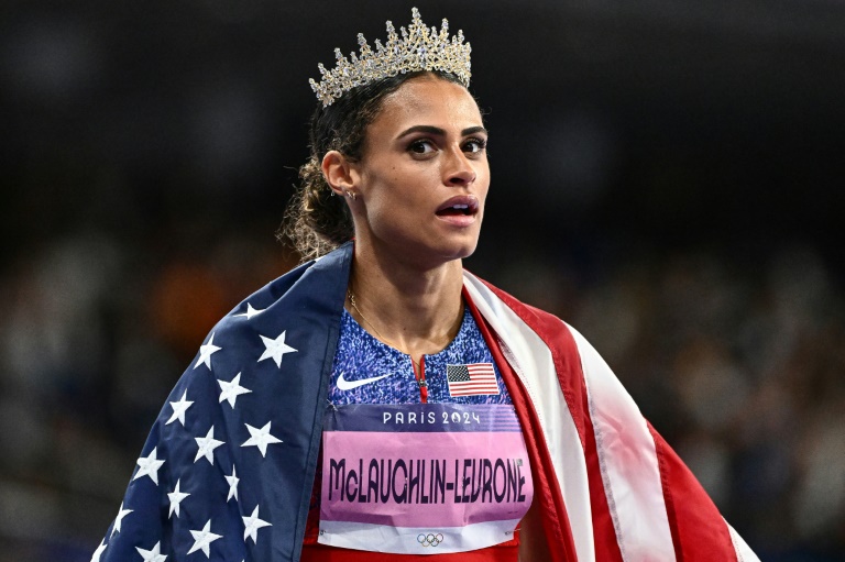 La sprinteuse américaine Sydney McLaughlin-Levrone après sa victoire en finale du 400 m haies des Jeux olympiques de Paris au Stade de France le 8 août 2024