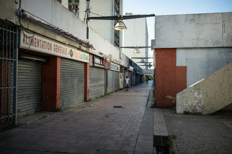 Des commerces fermés dans le quartier de Pissevin, à Nîmes, le 6 août 2024 dans le Gard