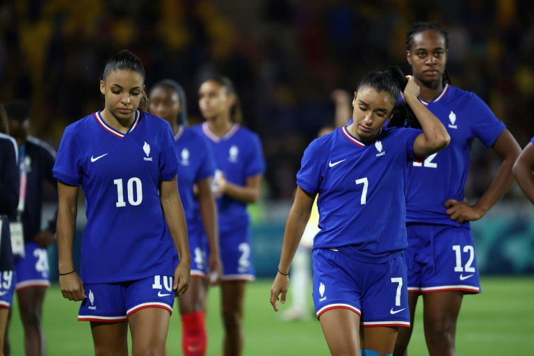 Les Françaises Sakina Karchaoui (N.7) et Delphine Cascarino (N.10) abattues après leur défaite contre le Brésil en quart de finale, le 3 août 2024 à Nantes