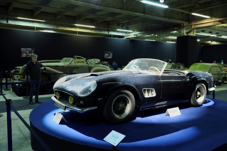 Une Ferrari 250 GT SWB California Spider ayant appartenu à l'acteur Alain Delon exposée le 3 février 2015 à Paris avant une mise aux enchères