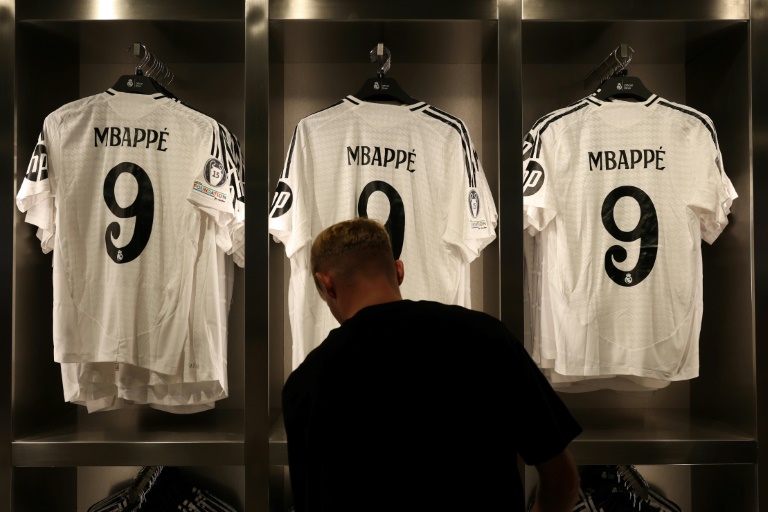 Devant la boutique officielle du Real Madrid au stade Santiago-Bernabeu le 11 juillet 2024