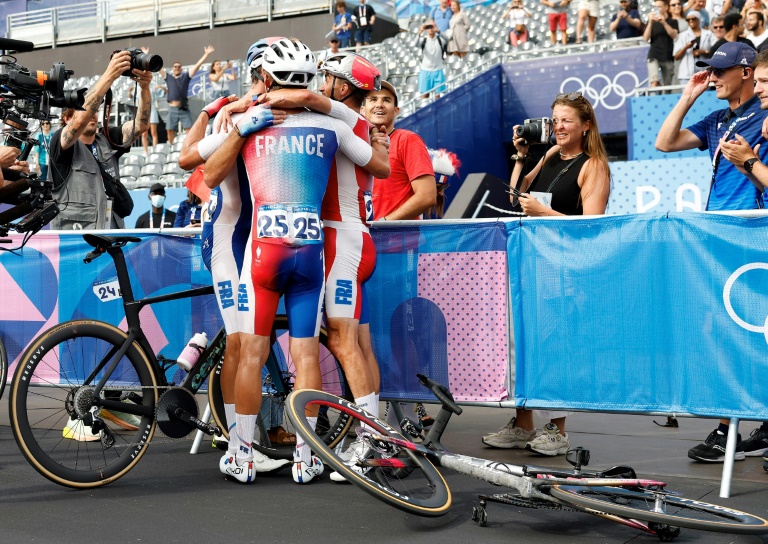 Les cyclistes français Valentin Madouas et Christophe Laporte célèbrent leurs médailles avec Julian Alaphilippe après la course en ligne des Jeux olympiques de Paris, à Paris, le 3 août 2024