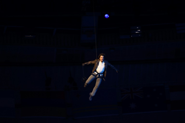 L'acteur américain Tom Cruise descend en rappel depuis le toit du Stade de France lors de la cérémonie de clôture des Jeux olympiques, le 11 août 2024