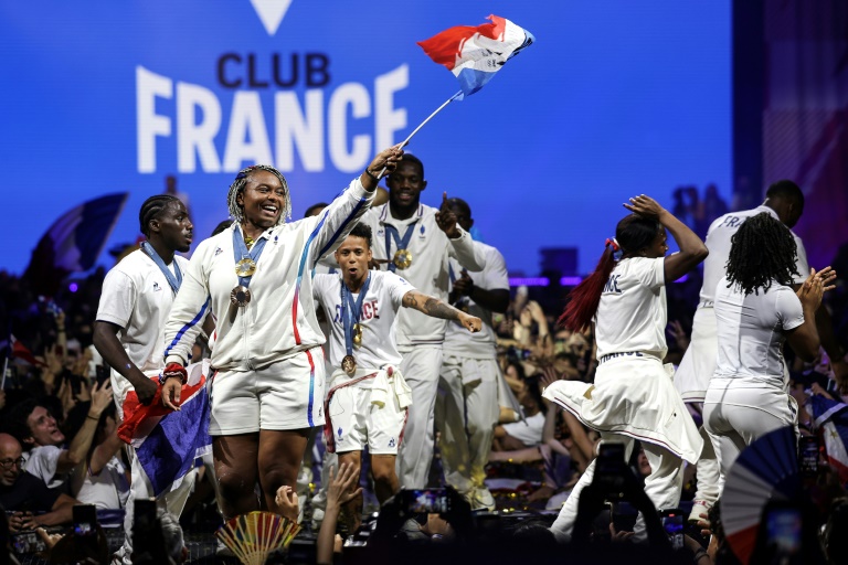 L'équipe de France de judo célèbre sa son titre olympique avec des milliers de supporters au Club France, lors des JO de Paris, le 3 août 2024