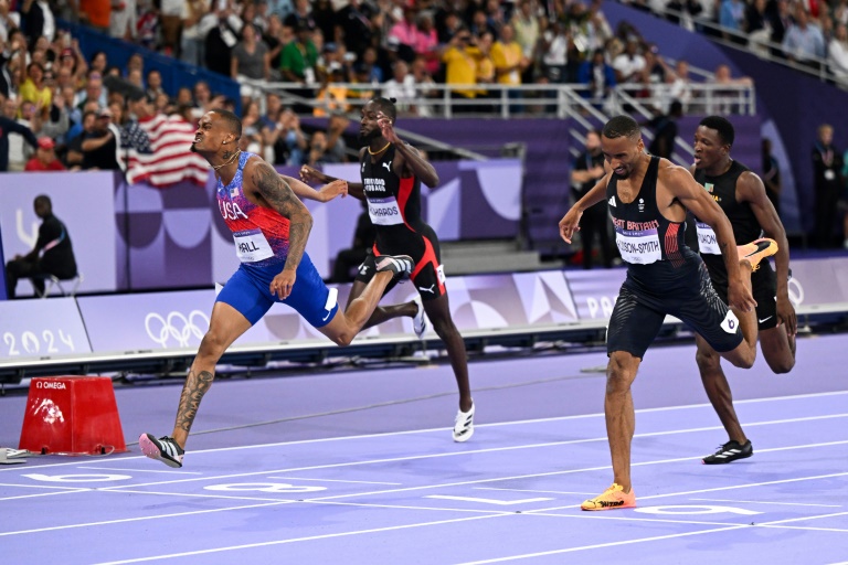 L'athlète américain Quincy Hall (à gauche) franchit la ligne d'arrivée du 400 m en tête aux Jeux olympiques de Paris, au Stade de France, le 7 août 2024