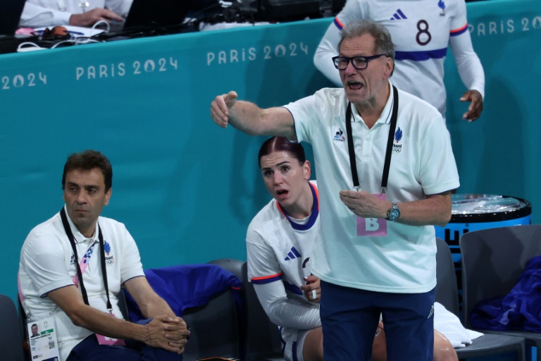 L'entraîneur de l'équipe de France féminine de handball, Olivier Krumbholz, lors de la finale contre la Norvège, le 10 août 2024 à Villeneuve-d'Ascq