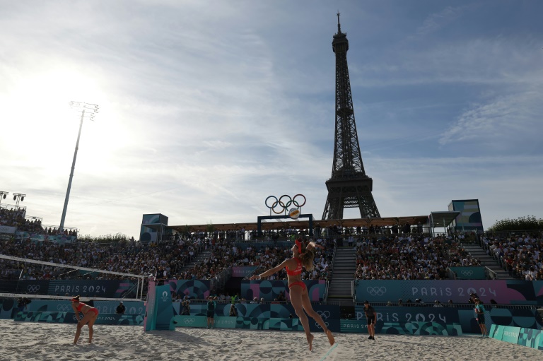 Le match de volleyball féminin des huitièmes de finale entre l'Espagne et la Suisse lors des Jeux Olympiques de Paris 2024 au Stade de la Tour Eiffel à Paris le 4 août 2024