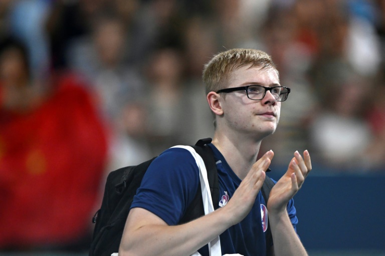 Félix Lebrun applaudit le public après sa défaite en demi-finale du tournoi olympique, le 2 août 2024 à Paris