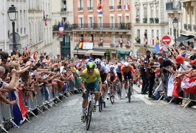 Le peloton dans le rue Lepic à Montmartre lors de l'épreuve en ligne des JO, le 3 août 2024 à Paris