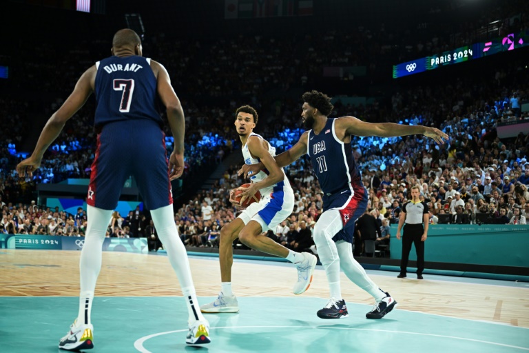 Le Français Victor Wembanyama (au centre) face à l'Américain Joël Embiid (à droite) lors de la finale olympique contre les Etats-Unis, le 10 août 2024 à Bercy