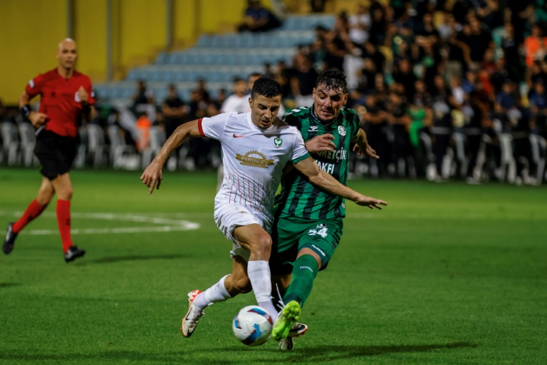 L'attaquant d'Amedspor Murat Ucar (en blanc) et le défenseur de Sakaryaspor Salih Dursun lors d'un match de deuxième division turque entre leurs équipes, le 28 août 2024 au stade Necmi Kadioglu d'Istanbul