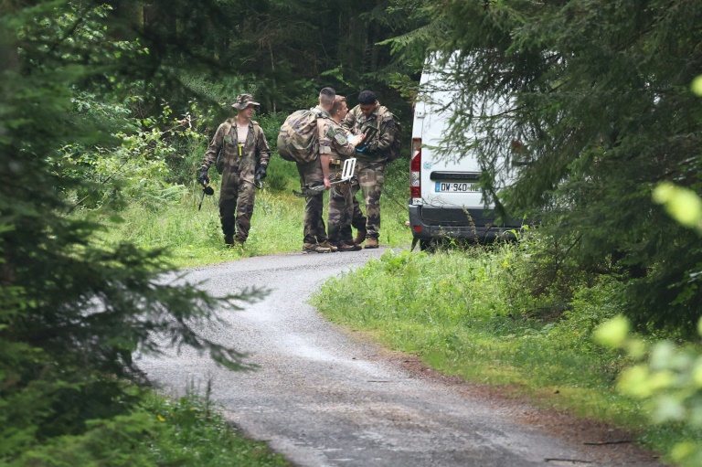 Des gendarmes s'apprêtent à participer aux recherches pour tenter de localiser Lina, le 1er août 2024 à Anould, dans les Vosges