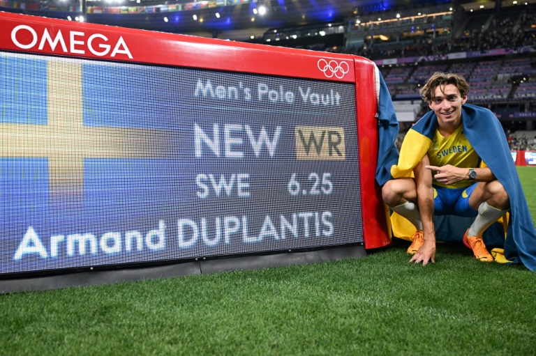 Le perchiste suédois Armand Duplantis pose avec son nouveau record du monde à 6,25 m en finale des Jeux olympiques de Paris au Stade de France, à Saint-Denis, le 5 août 2024