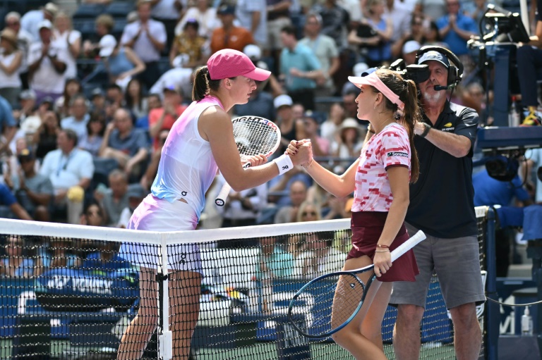 Poignée de mains entre Iga Swiatek et Kamilla Rakhimova à l'issue de leur match à Flushing Meadows, le 27 août 2024