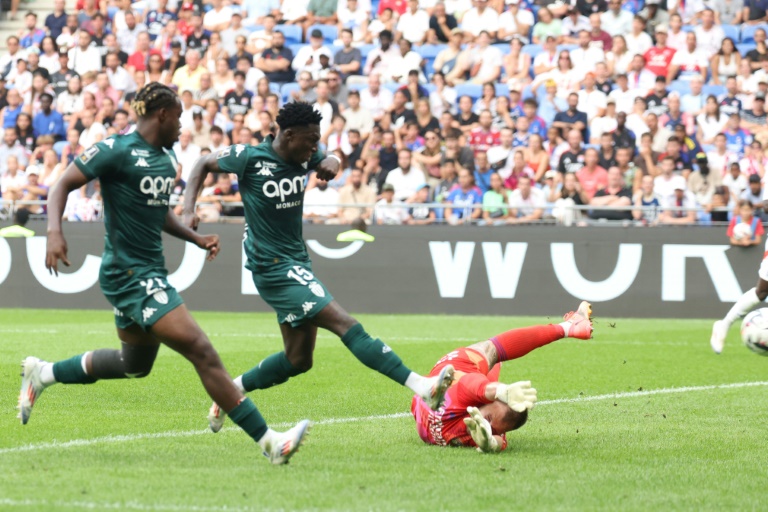 Le milieu sénégalais de Monaco Lamine Camara alors qu'il marque le deuxième but de son équipe contre Lyon lors de la victoire de l'ASM en Ligue 1 au Groupama Stadium de Decines-Charpieu, France le 24 août 2024