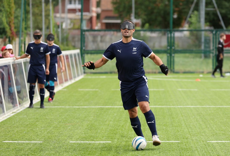 Le défenseur de l'équipe de France de cécifoot Hakim Arezki contrôle la balle lors d'un entraînement au stade Georges-Carpentier, le 14 août 2024