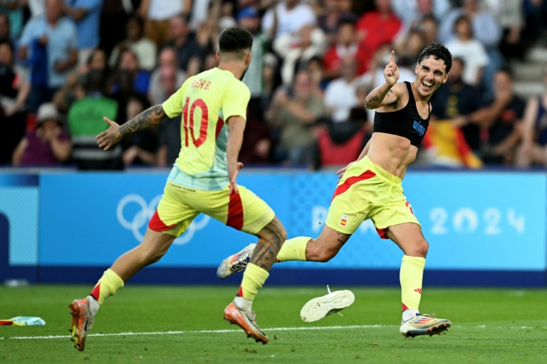 La joie de l'Espagnol Sergio Camello (d) auteur d'un doublé en finale contre la France, le 9 août 2024 au Parc des Princes