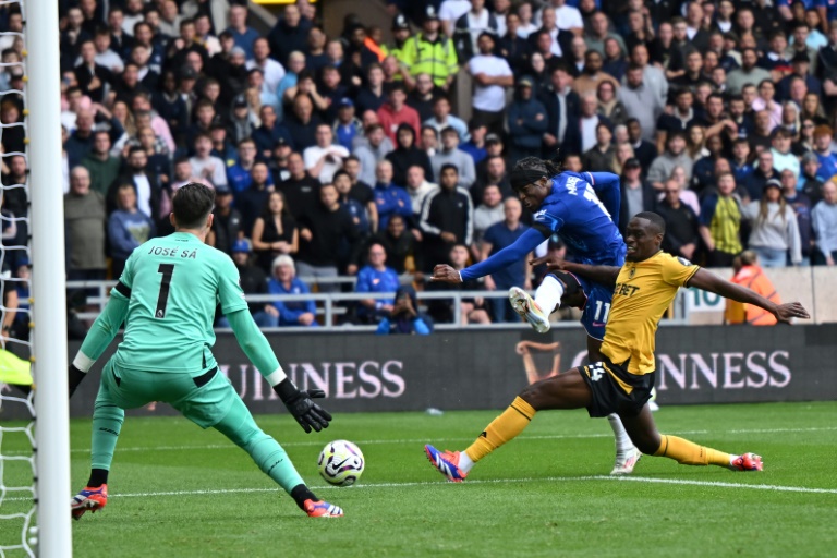 L'Anglais de Chelsea Noni Madueke marque contre Wolverhampton lors de la victoire au stade Molineux stadium de Wolverhampton, le 25 août 2024