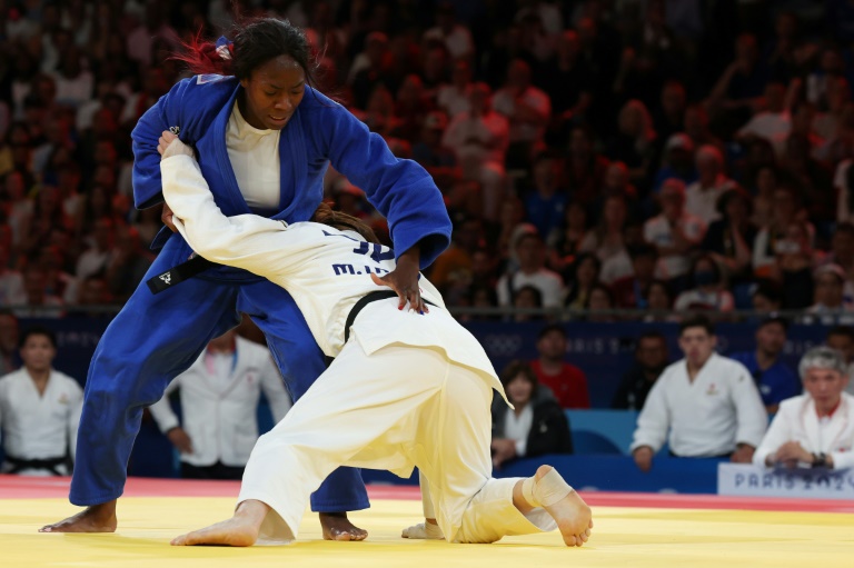 La Française Clarisse Agbégnénou (g) face à la Japonaise Miku Takaichi en finale de l'épreuve par équipes mixtes, aux JO de Paris, le 3 août 2024