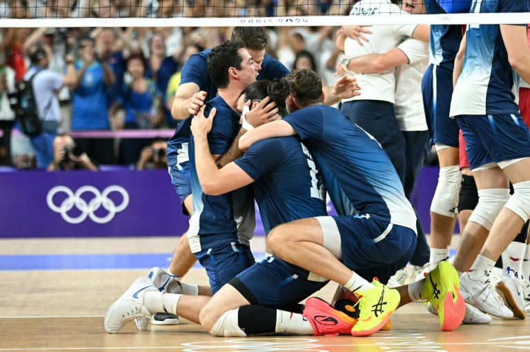 Les volleyeurs français après leur victoire face aux Polonais (3-0) synonyme de doublé olympique, le 10 août 2024 à Paris