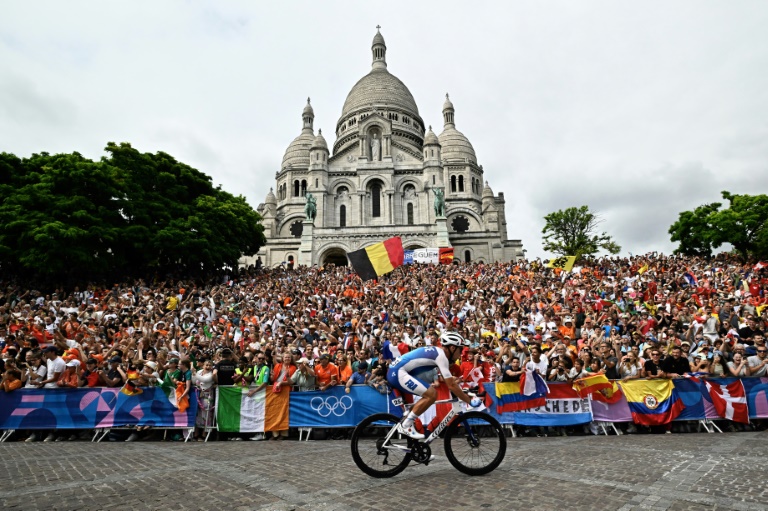 Le Français Valentin Madouas devant le Sacré Coeur à Montmartre lors de la course en ligne des JO, le 3 août 2024 à paris