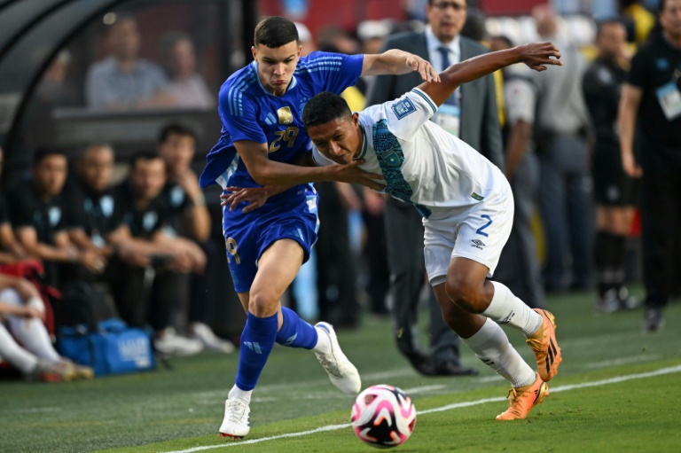 Le milieu de terrain argentin Valentin Carboni (g.) lors d'un match amical entre le Guatemala et l'Argentine, à Greater Landover (Maryland), le 14 juin 2024