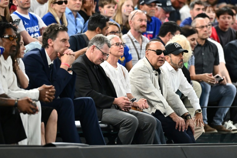 Le PDG de DAZN Shay Segev (casquette) assiste à la finale du tournoi olympique de basket France-USA à Paris, le 10 août 2024