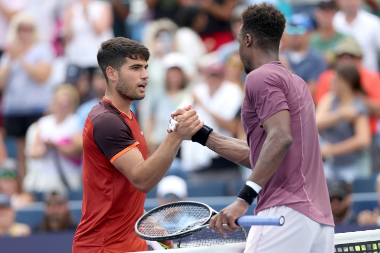 Carlos Alcaraz et Gaël Monfils à l'issue de leur match à Cincinnati, le 16 août 2024