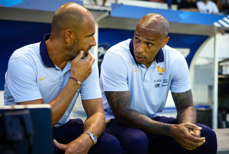 L'ancien sélectionneur de l'équipe de France espoirs Thierry Henry (à droite) parlant avant un match amical en 2023 avec son adjoint Gérald Baticle, venant d'être nommé entraîneur principal le 23 août 2024