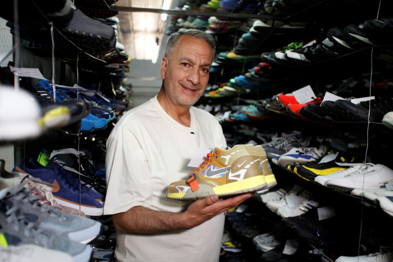 Le collectioneur équatorien Esteban Del Hierro pose au milieu de ses plus de 7.000 paires de baskets, à Quito, le 25 juillet  2024