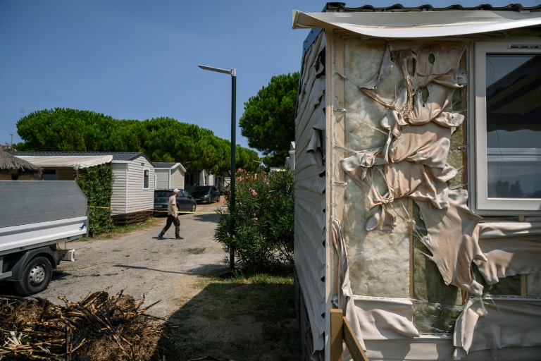 Un mobil-home endommagé par le feu dans un camping de Canet-en-Roussillon, dans les Pyrénées-Orientale, évacué dans la nuit, le 19 août 2024