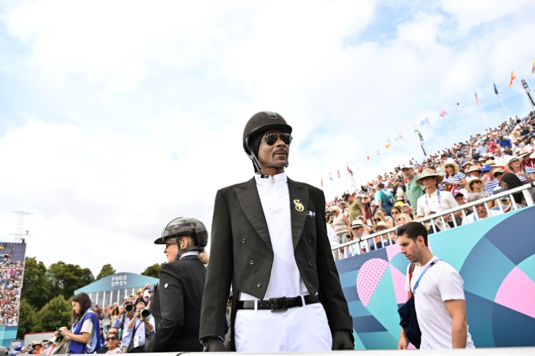 Le rappeur américain Snoop Dogg en complet d'équitation, le 3 août 2024 au Château de Versailles, pendant les épreuves des JO de Paris