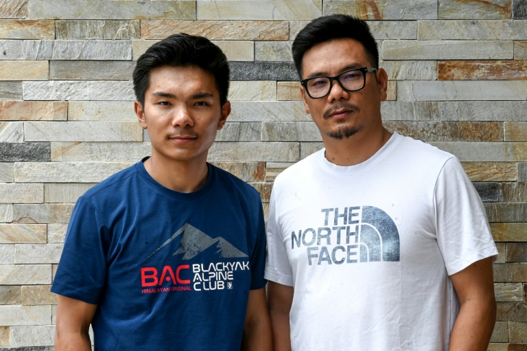 L'alpiniste népalais Nima Rinji Sherpa, 18 ans, et son père Tashi Lakpa Sherpa, fondateur de l'entreprise d'expéditions en montagne Seven Summit, à Katmandou le 5 août 2024.