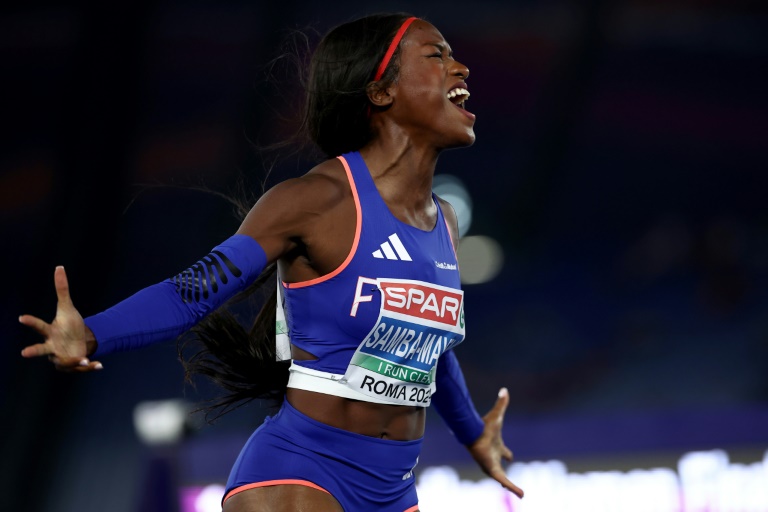 L'athlète française Cyrena Samba-Mayela célèbre sa victoire en finale du 100m haies féminin lors des championnats d'Europe d'athlétisme au stade olympique de Rome, le 8 juin 2024