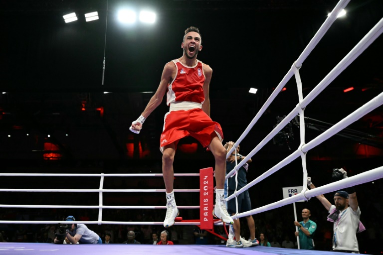 Le boxeur français Billal Bennama après sa qualification pour la finale du tournoi olympique en -51 kg, le 4 août 2024 à Villepinte