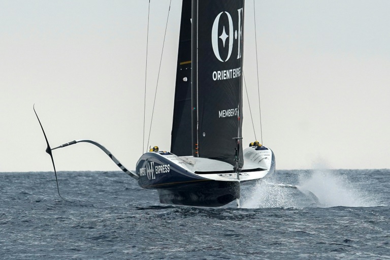 L'équipage français Orient Express, aligné sur la Coupe de l'America, dans les eaux de Barcelone, le 11 juin 2024