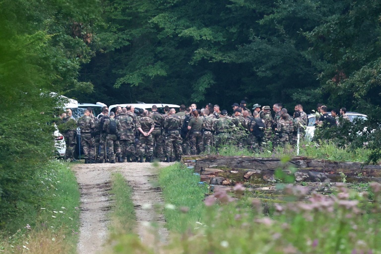 Des militaires rassemblés dans une forêt à Saulx, en Haute-Saône, le 7 août 2024 pour rechercher Lina, une adolescente de 15 disparue