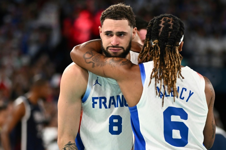 Les joueurs de l'équipe de France de basket Isaïa Cordinier et Andrew Albicy après la défaite en finale des JO de Paris contre les Etats-Unis, le 10 août 2024 à la Bercy Arena