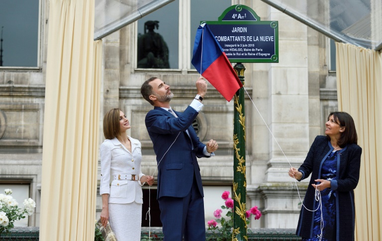 Le roi d'Espagne Felipe VI, accompagné de la reine Letizia, et la maire de Paris Anne Hidalgo inaugurent le 3 juin 2015 à Paris le Jardin des combattants de la Nueve près de l'Hôtel de Ville