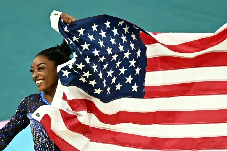 La gymnaste américaine Simone Biles célèbre sa victoire en finale du concours général individuel des Jeux olympiques à l'Arena de Bercy à Paris, le 1er août 2024